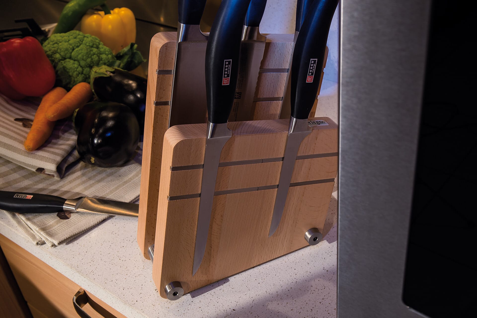 Ceppo portacoltelli magnetico asimmetrico in faggio