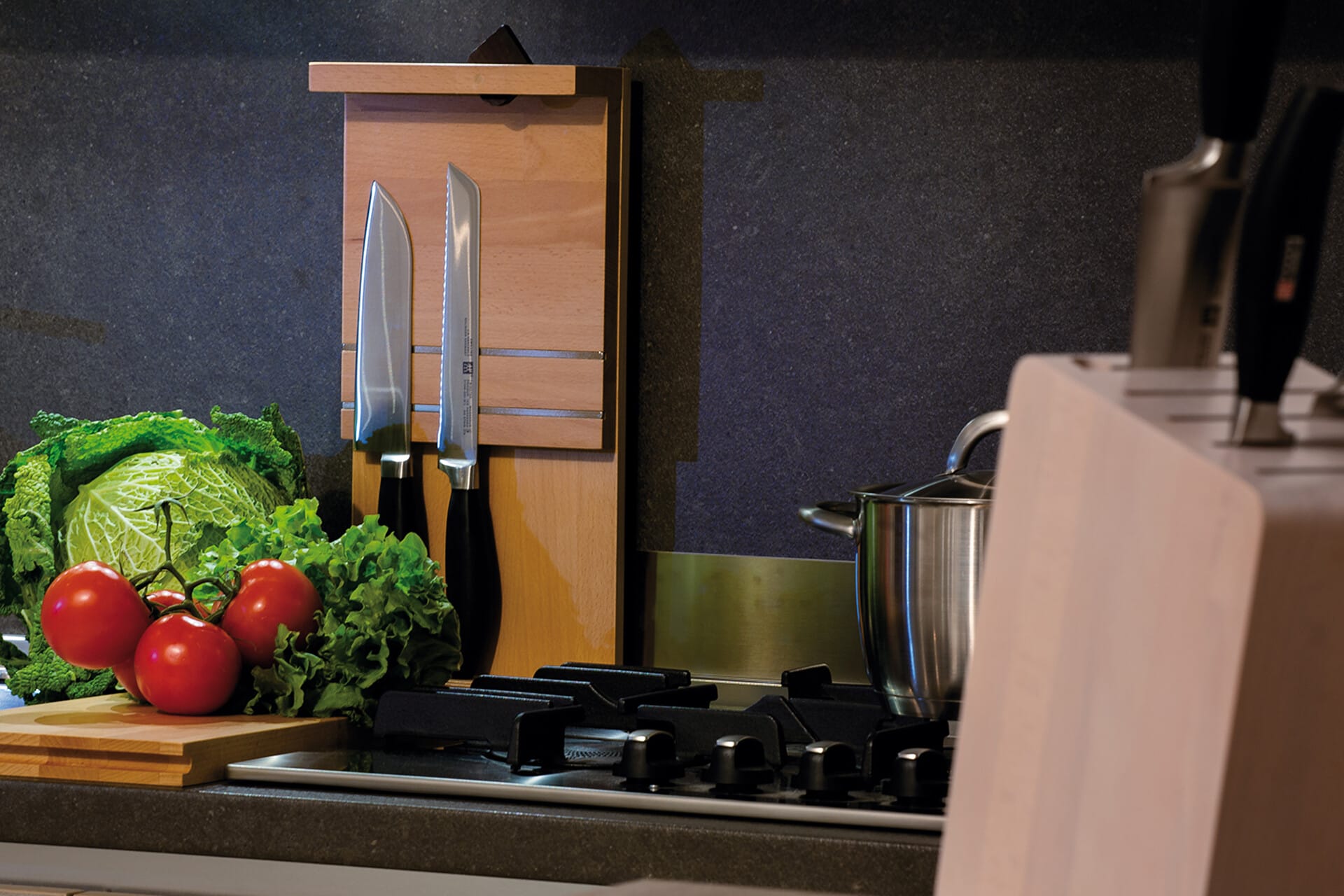 Ceppo portacoltelli magnetico in faggio verticale con tagliere