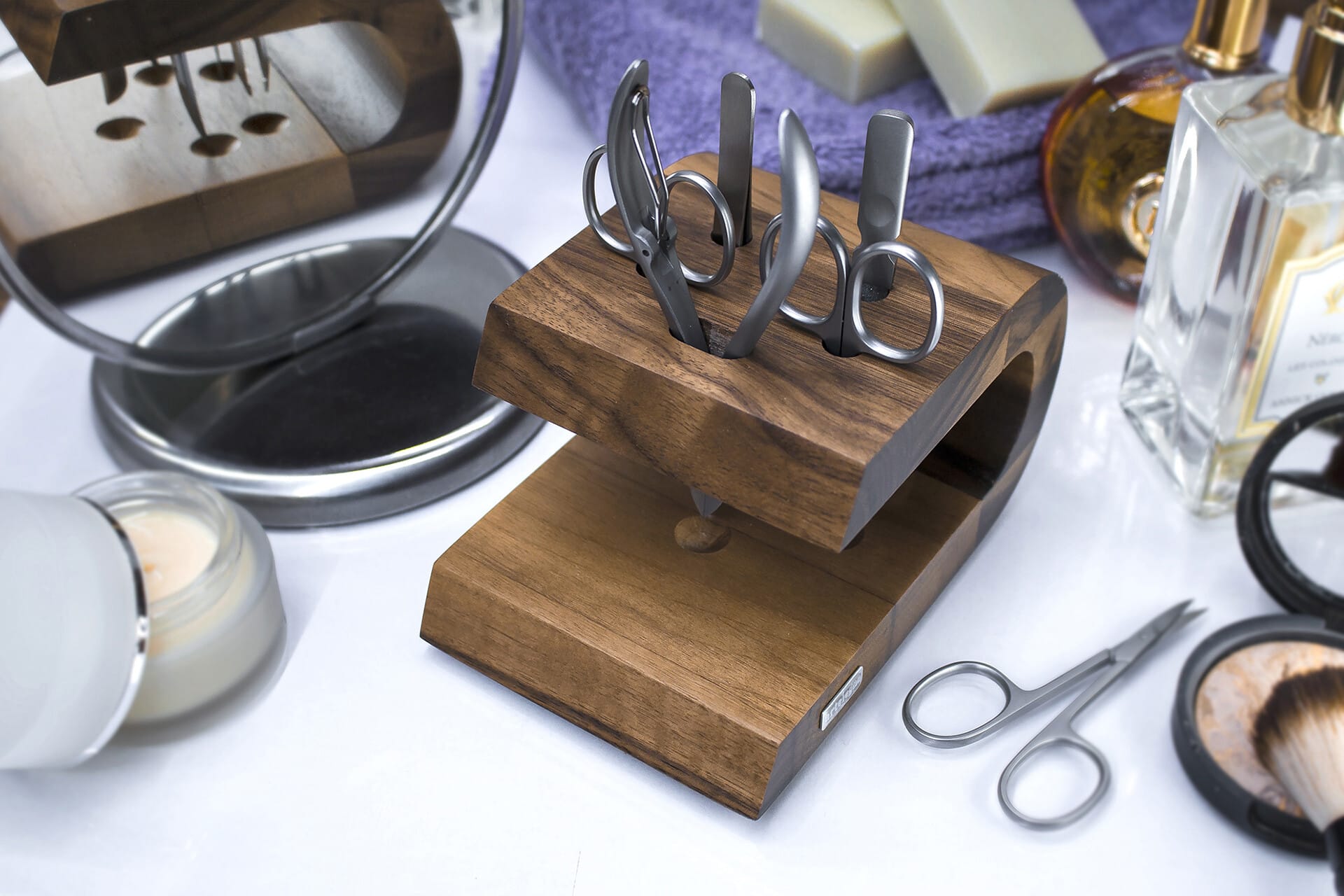 Porta manicure curvo con attrezzi in noce nazionale