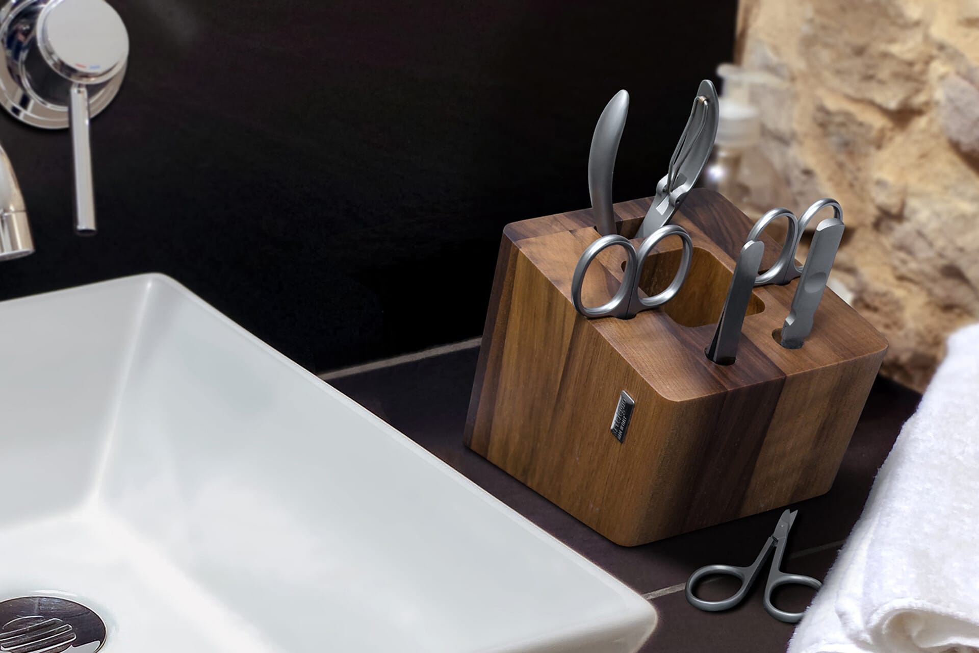 Porta manicure con attrezzi in noce nazionale